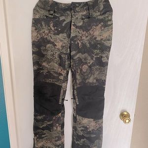 Women’s XS Dakine snowboarding pants.